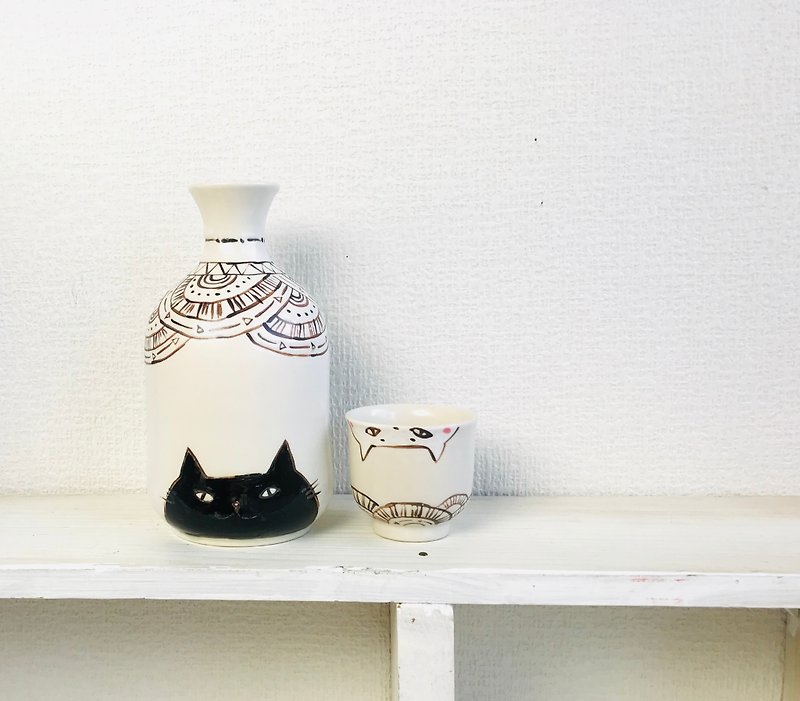 日本酒を呑む呑むセット　黒猫と白猫のお猪口と徳利セット - ワイングラス・酒器 - 陶器 ブルー