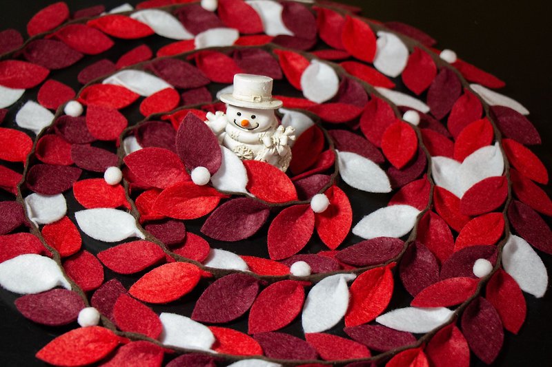 Red White Beige Felt Garland with Pompoms | Table and Home Décor - ตกแต่งผนัง - วัสดุอื่นๆ หลากหลายสี