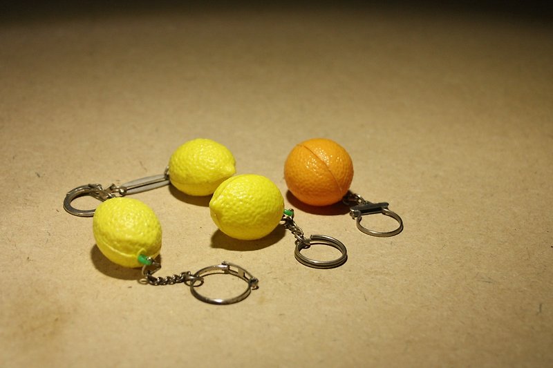 Purchased from the Netherlands in the mid-20th century old antique key ring fruit shape - Keychains - Plastic Yellow