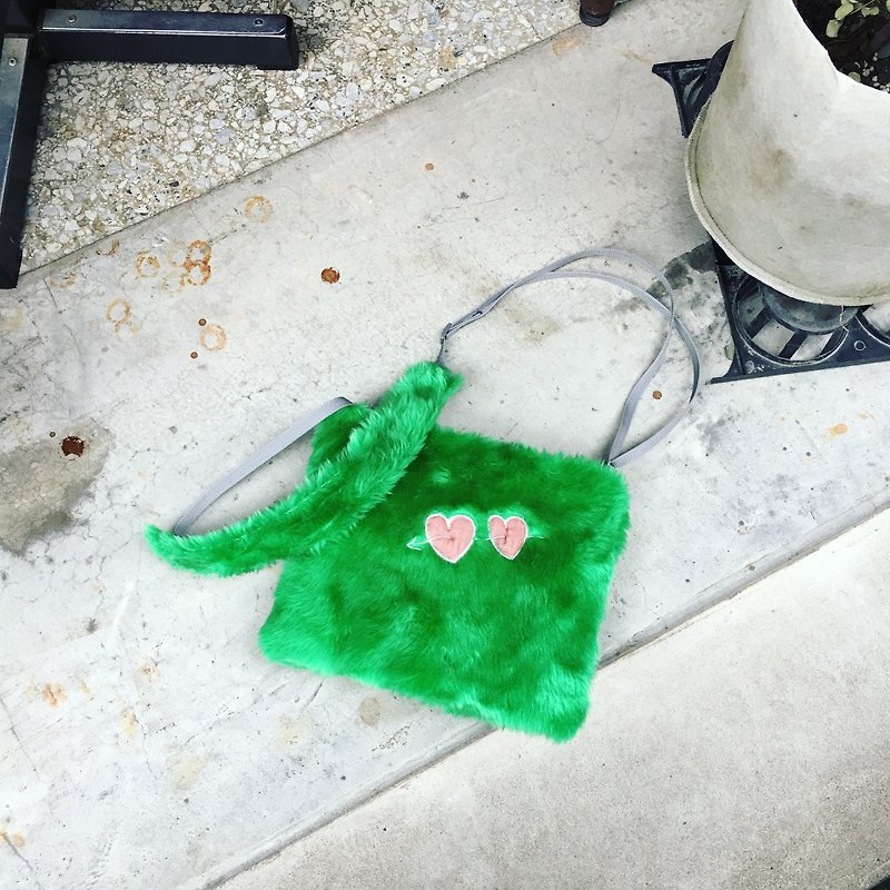 Fog string string paste embroidery side backpack bright green - กระเป๋าแมสเซนเจอร์ - เส้นใยสังเคราะห์ สีเขียว
