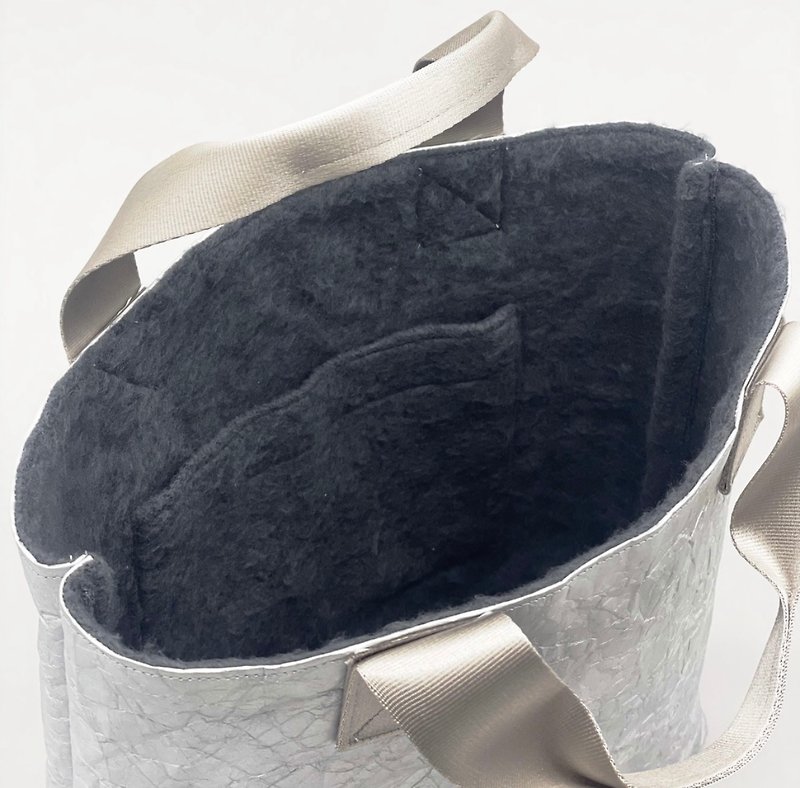 【東京発】特殊素材エコロジートートバッグ silver   gray fur / petit M - トート・ハンドバッグ - 防水素材 シルバー