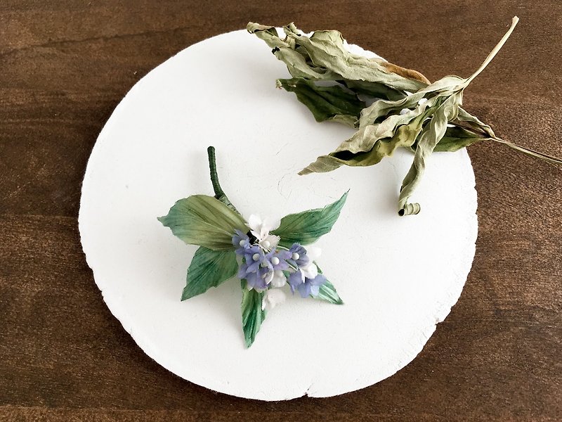 Corsage: silk flower (blue × white) - เข็มกลัด/ข้อมือดอกไม้ - ผ้าไหม สีน้ำเงิน