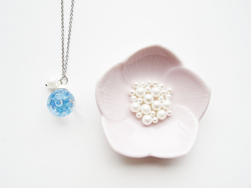 ＊Rosy Garden＊Light blue crystal water inside glass ball necklace (1.6cm diameter) - สร้อยติดคอ - แก้ว สีน้ำเงิน