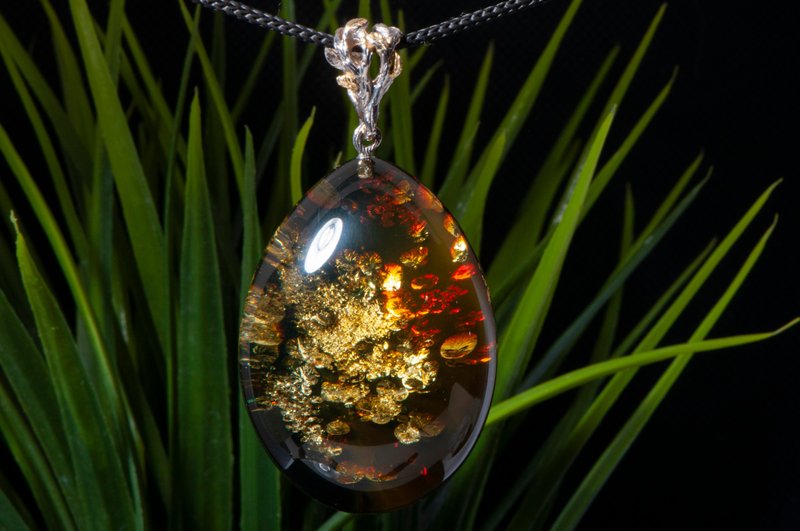 Large Elegant Natural Baltic Amber Pendant with Unique Golden Design - สร้อยคอ - เครื่องประดับพลอย สีทอง