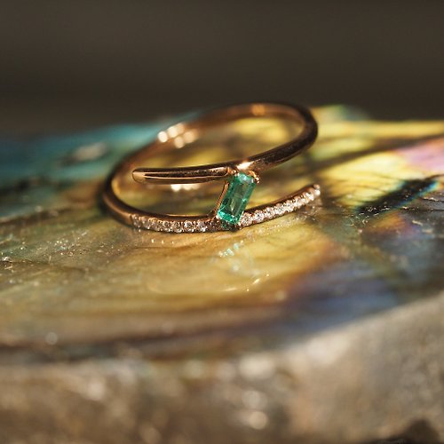 IRIZA Jewellery 18K金祖母綠寶石和鑽石漩渦戒指 Emerald Candy and Diamond Ring