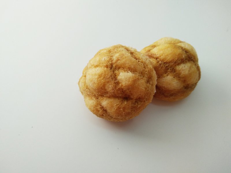 Realistic wool felt series bread (pin) pineapple meat desktop red beans garlic bread handmade - เข็มกลัด - ขนแกะ สีนำ้ตาล