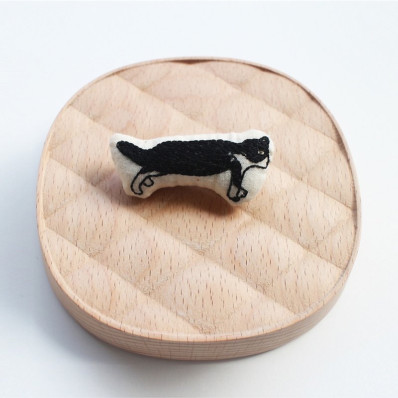 Illustration embroidery brooch a new kitten | sako studio - Brooches - Cotton & Hemp White