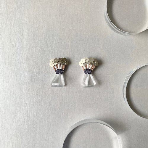 fa.fa.Fa. 茷 | 茷 | 耳針/耳夾 | #119 | 手刺繡耳環 - Blossom series