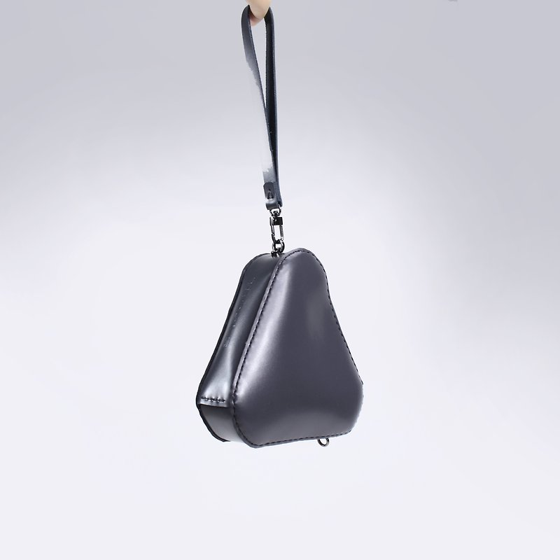 Tanela triangle shape leather hand carry purse - กระเป๋าคลัทช์ - หนังแท้ สีเทา