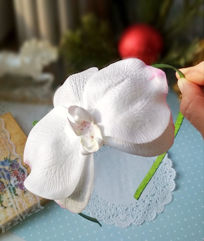 Headband with white orchid Woman headband Girl headband Handmade flower headband - 髮箍/髮帶 - 防水材質 白色