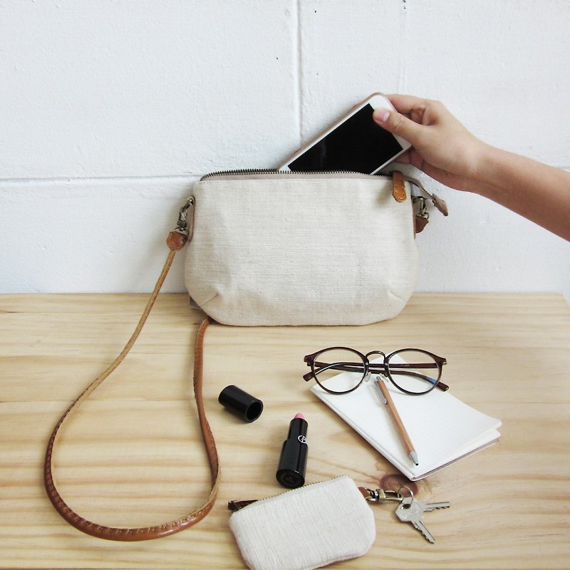 Crossbody Bags mini Curve Hand woven and Botanical Dyed Cotton Natural Color - กระเป๋าแมสเซนเจอร์ - ผ้าฝ้าย/ผ้าลินิน ขาว