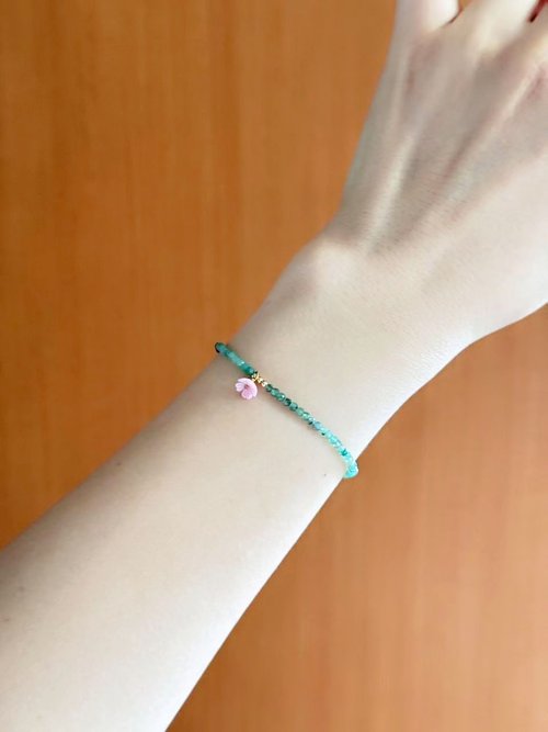 極細エメラルドのブレスレット 5月誕生石 伸縮性タイプ