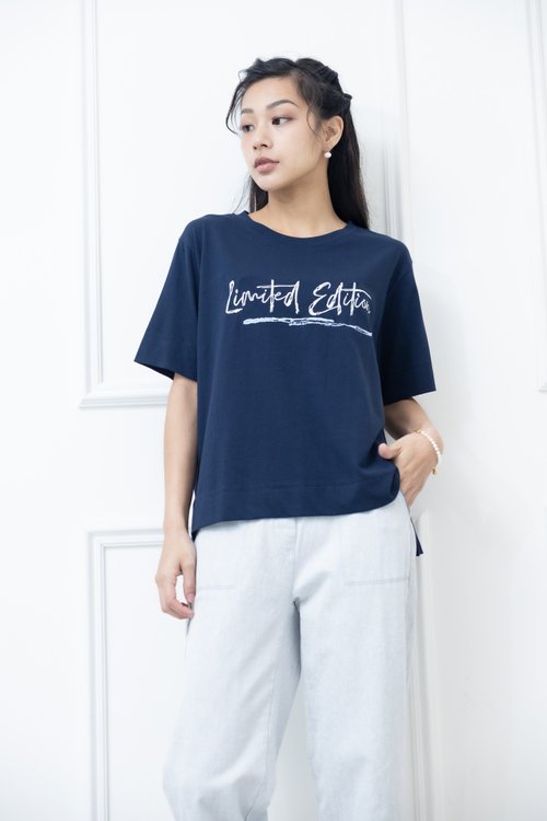 Meya 編縫編織 英文書寫體刺繡短袖上衣 深藍色