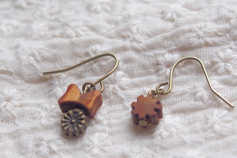 hinagiku earrings (Clip-On, hooks for allergies are possible) - ต่างหู - ไม้ สีนำ้ตาล