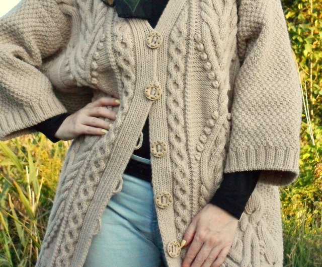 Knitted cardigan.Beige hand-knitted wool jacket for women. - 設計