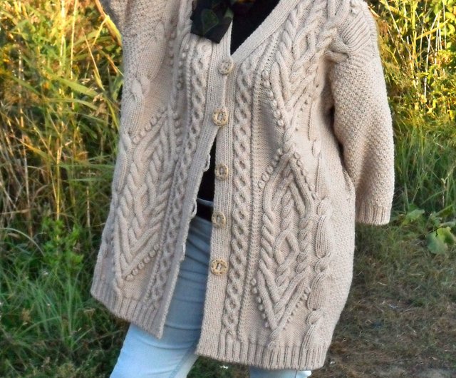 Knitted cardigan.Beige hand-knitted wool jacket for women. - 設計