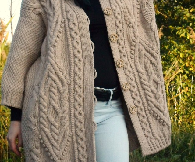 Knitted cardigan.Beige hand-knitted wool jacket for women. - 設計