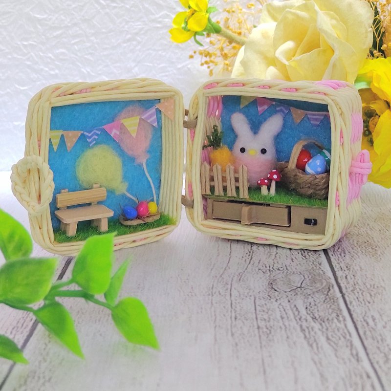 Miniature miniature world in a small basket Easter with LED light ON/OFF figurine - ของวางตกแต่ง - ดินเหนียว หลากหลายสี