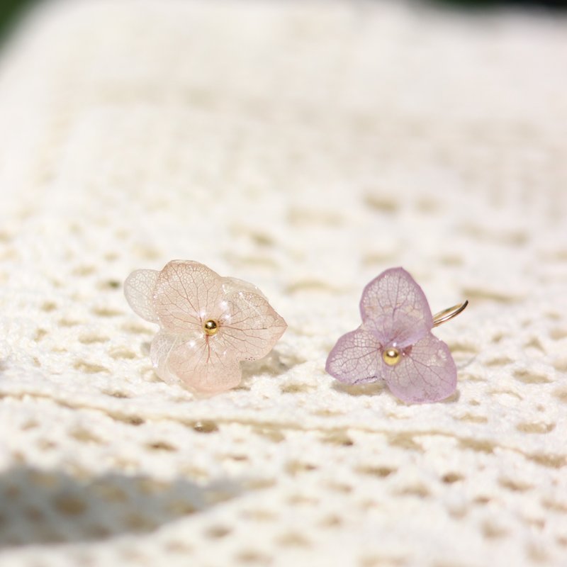 Ichisen Dyeing | Handmade Hydrangea Earrings | 925 Sterling Silver Posts - Earrings & Clip-ons - Resin White