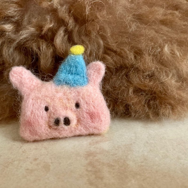 Hand made. Birthday Pink Pig Pin - Badges & Pins - Wool Pink