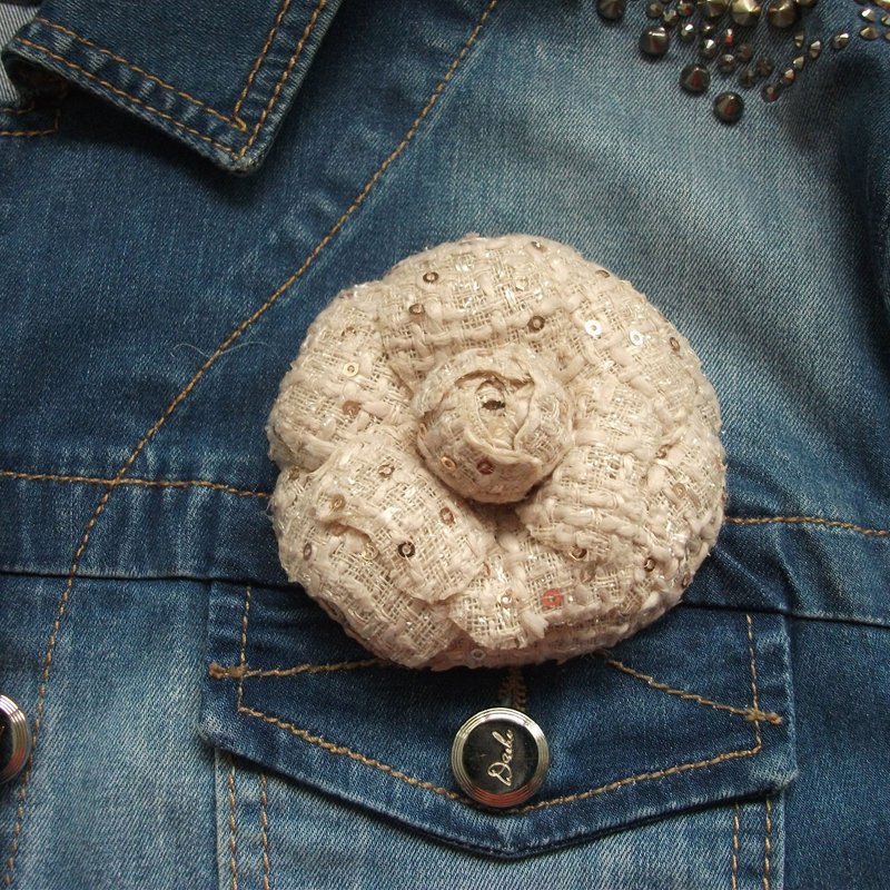 Camellia flower brooch in ivory fabric - 胸針 - 羊毛 白色