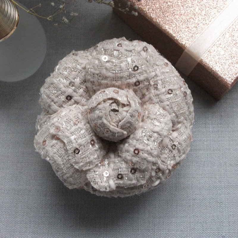 象牙色布料山茶花胸針 - 胸針 - 羊毛 白色