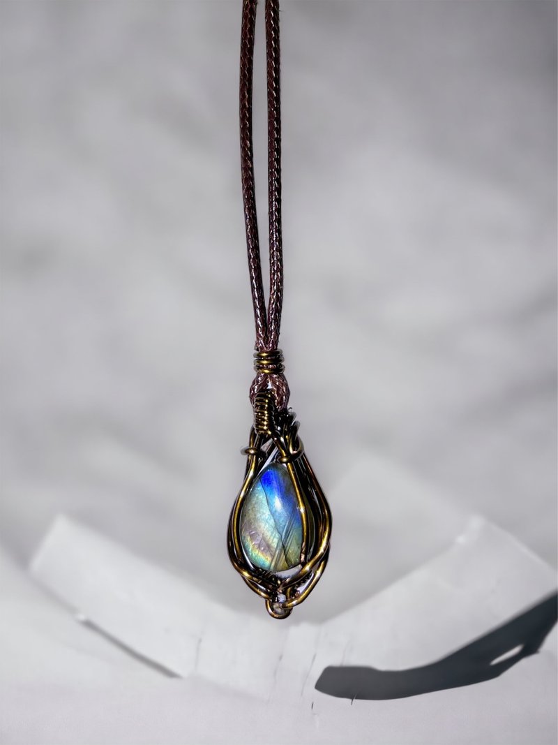 Labradorite Necklace, Metal Wrapping, Natural Crystal, Handcrafted Design - สร้อยคอ - เครื่องเพชรพลอย 