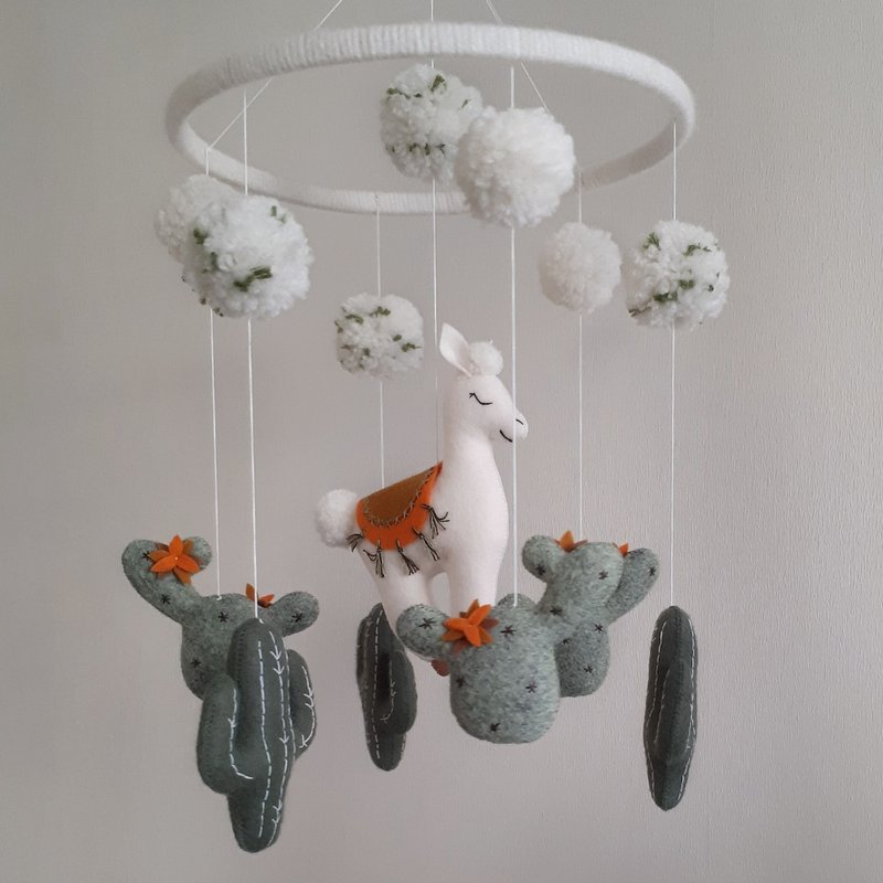 Mobile baby boho nursery decor, llama crib mobile, newborn & new parents gift - ของเล่นเด็ก - วัสดุอีโค ขาว