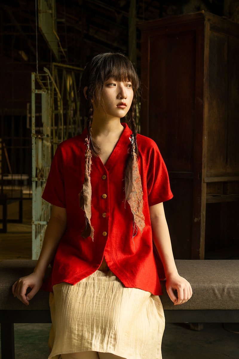SS23紅緋排釦短袖 - 女上衣/長袖上衣 - 棉．麻 紅色