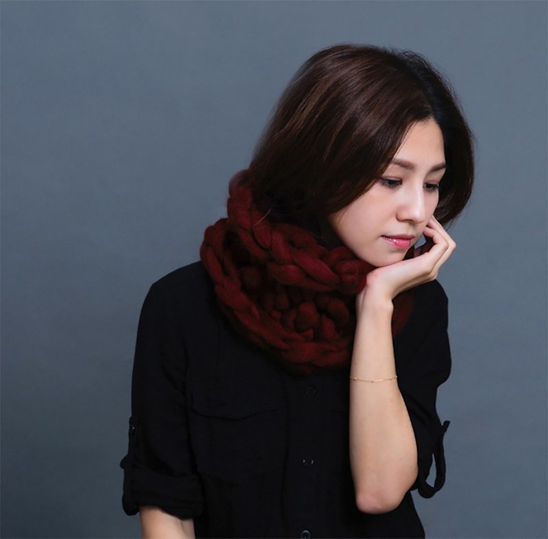 【MOUNTAIN HAND MADE】100% wool circular scarf /Darkred - ผ้าพันคอถัก - ขนแกะ สีแดง
