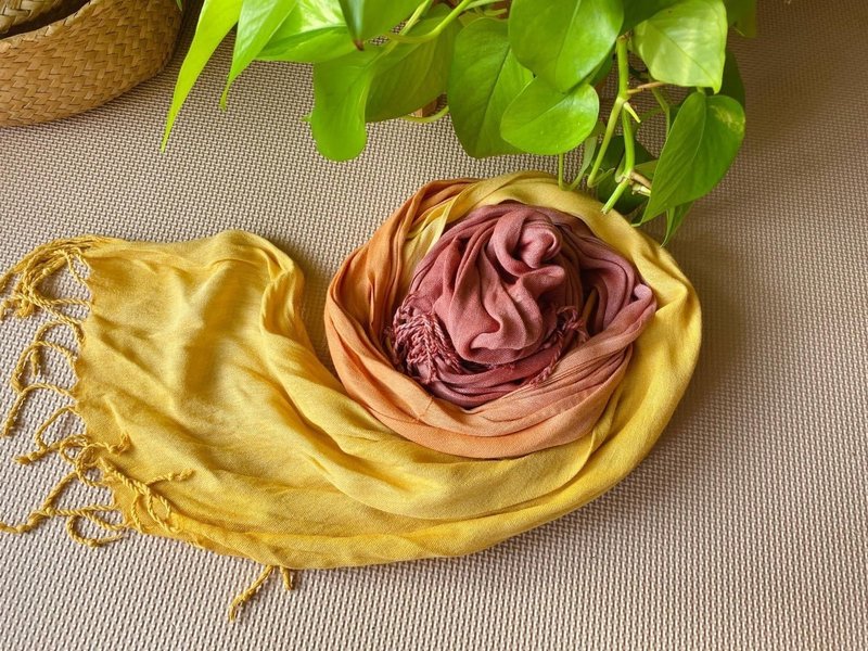 Embrace the Earth Color Mineral Mud Dyeing Scarf Activity - เย็บปักถักร้อย/ใยขนแกะ/ผ้า - ผ้าฝ้าย/ผ้าลินิน 