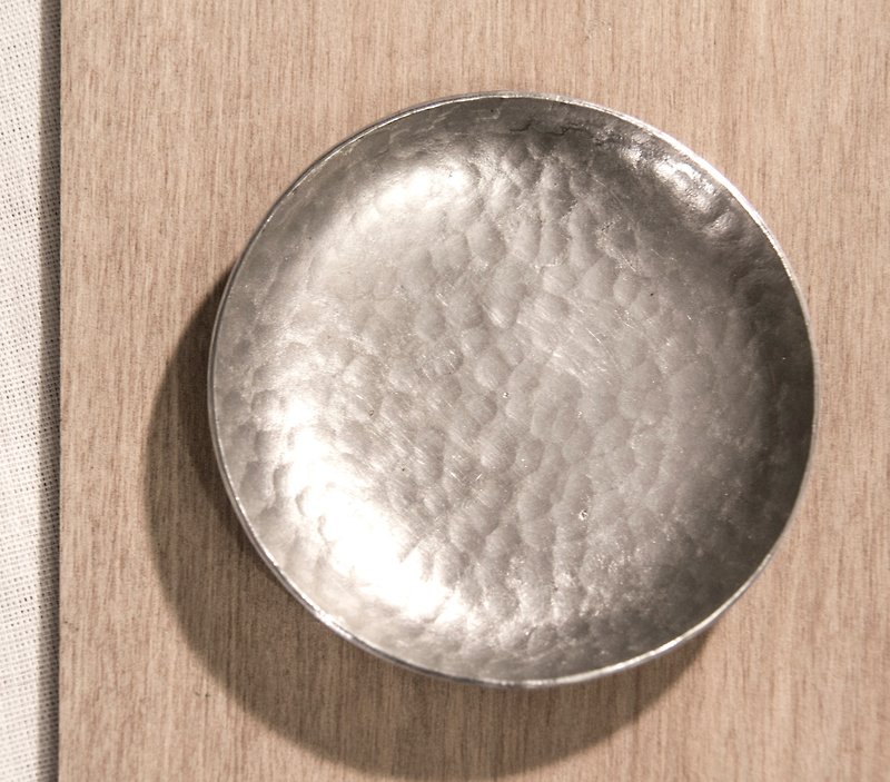 白錫 手作鍛敲槌目紋圓形杯托(8cm) - 杯墊 - 其他金屬 銀色