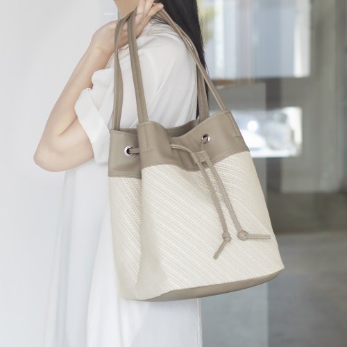 青鹿製包 春夏新品 編織xPU 束口水桶型托特【卡其x原色】隨性輕便大容量