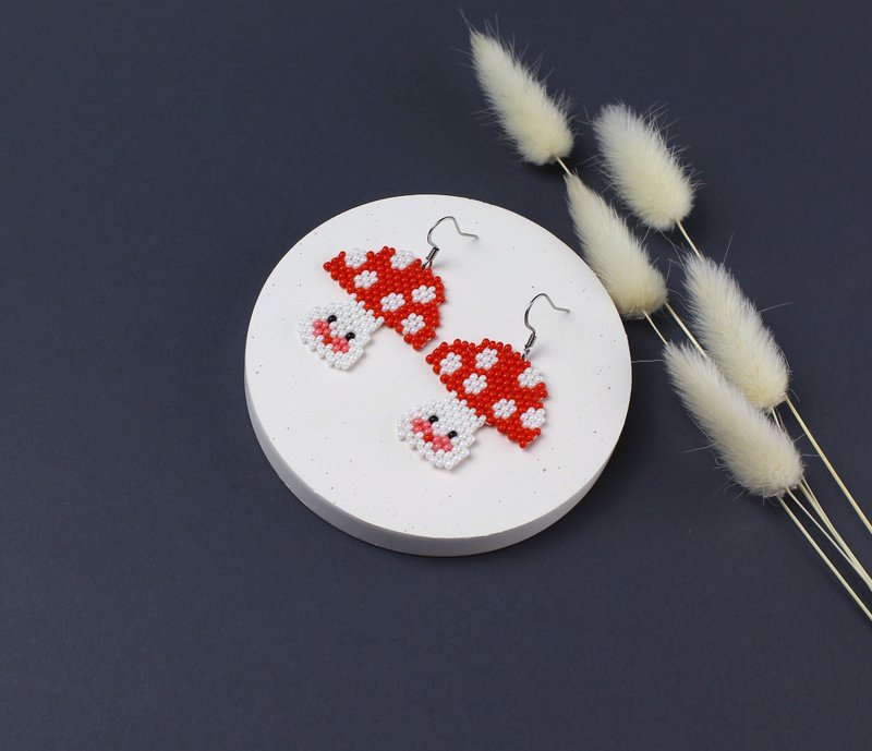 Mushroom beaded earrings minimalist jewelry gift for sister - ต่างหู - แก้ว สีแดง