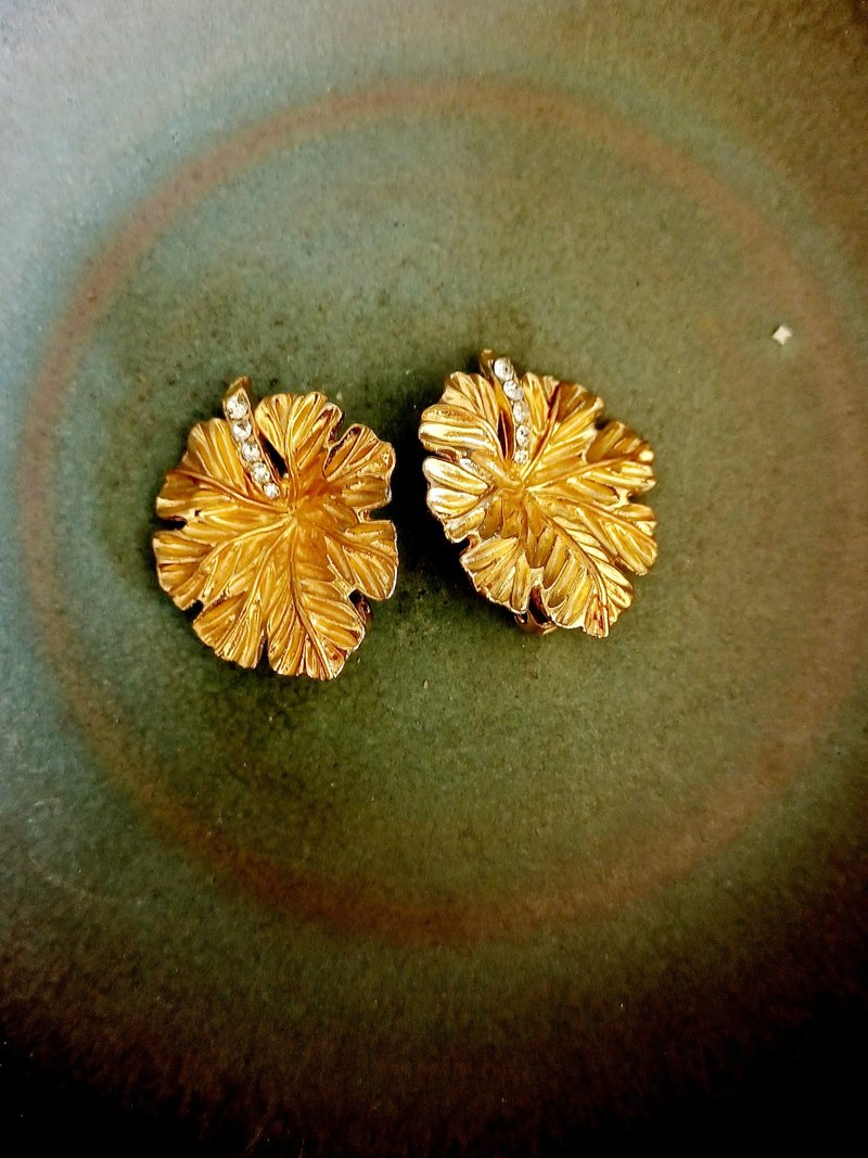 vintage jewelry 典雅金色闊葉萊茵 夾式耳環 - 耳環/耳夾/耳骨夾 - 其他金屬 