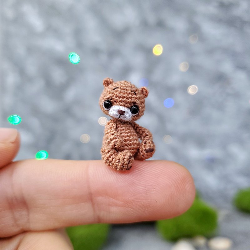 Mini crocheted teddy bear. Dollhouse miniature. Amigurumi stuffed animal toy - เย็บปัก/ถักทอ/ใยขนแกะ - ผ้าฝ้าย/ผ้าลินิน สีนำ้ตาล