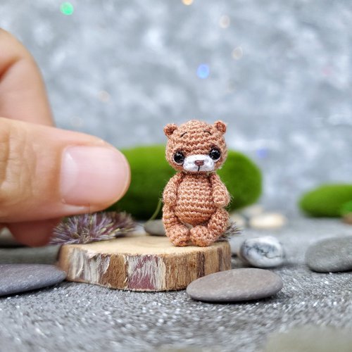 ミニかぎ針編みのテディベア。ドールハウスのミニチュア。あみぐるみのぬいぐるみ - ショップ Microtoysby 編み物/刺繍/羊毛フェルト/裁縫  - Pinkoi