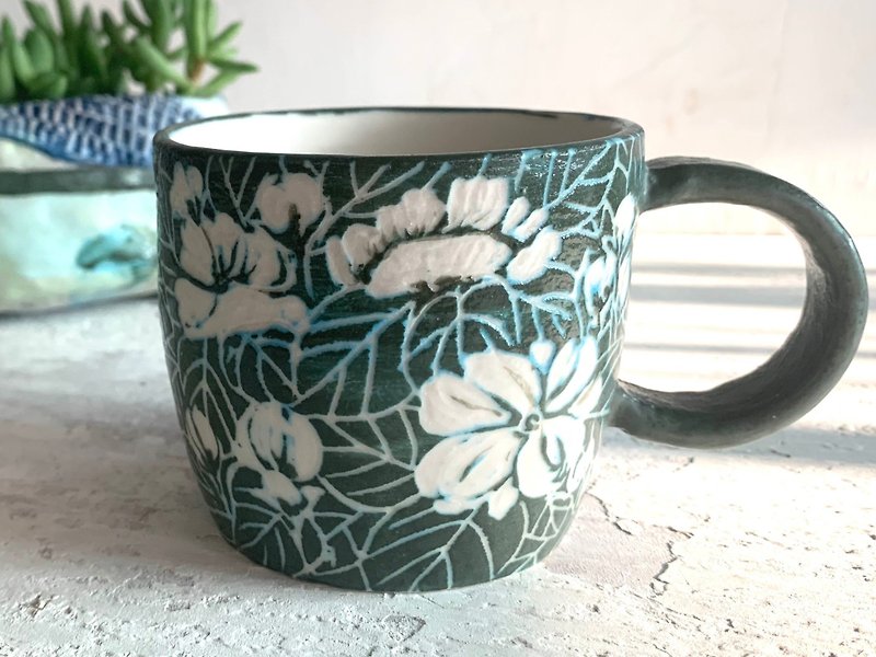 茉莉花的墨綠咖啡杯(售完再製款)_陶器馬克杯 - 咖啡杯/馬克杯 - 瓷 綠色