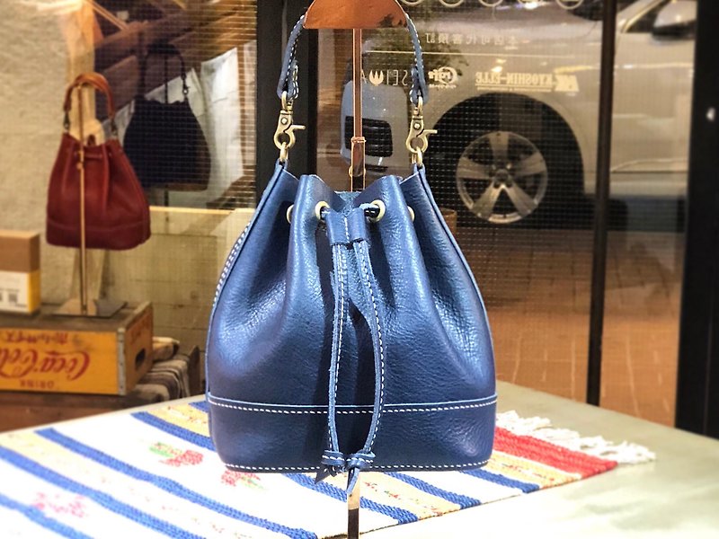 The rope bag is well sewn leather material bag handbag leather bag rope bag lettering couple vegetable tanned leather - กระเป๋าถือ - หนังแท้ สีน้ำเงิน