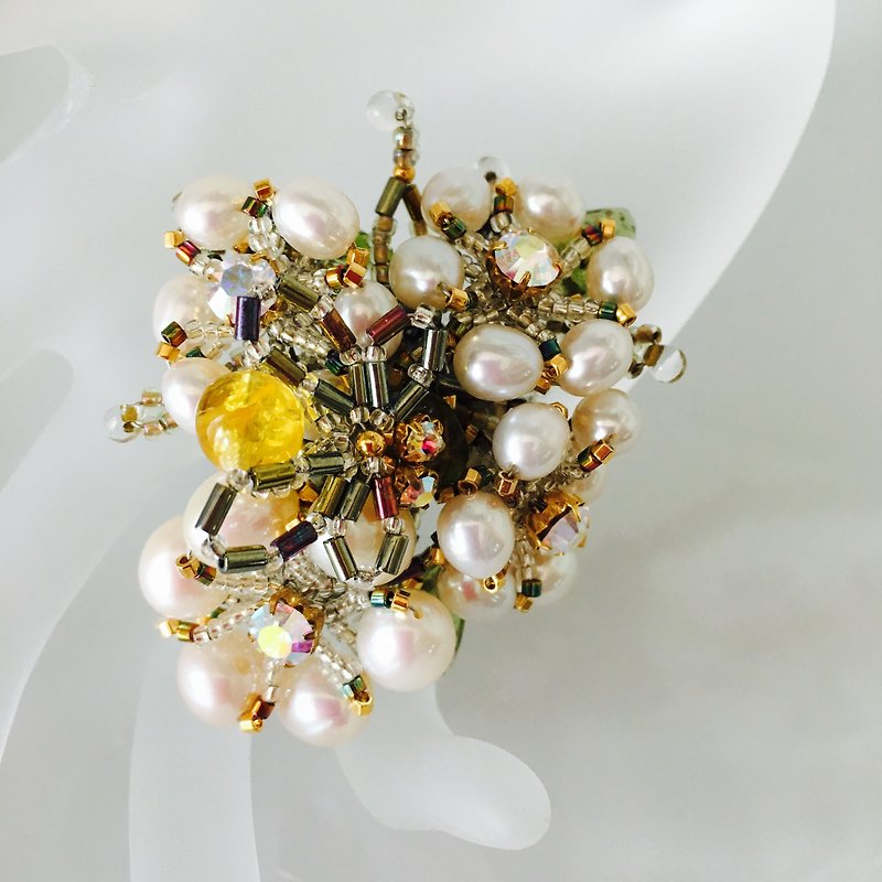 Bees have arrived in the flower field! - Brooches - Gemstone White