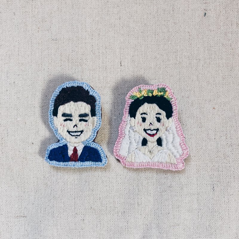 [Customized gift] Hand embroidery / brooch / brooch / like face / half-length / one - Brooches - Thread Red