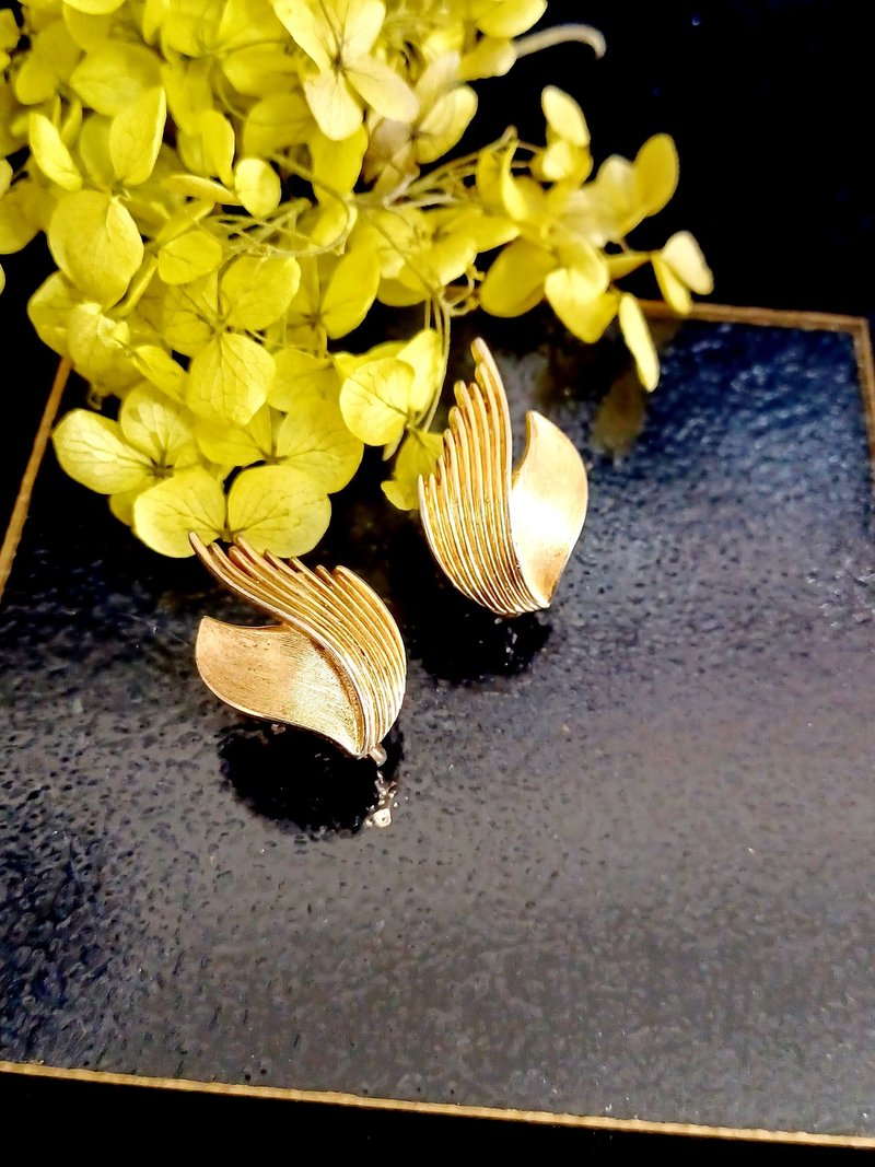 vintage jewelry Trifari 典雅刷金羽翼意象 夾式耳環 - 耳環/耳夾/耳骨夾 - 其他金屬 
