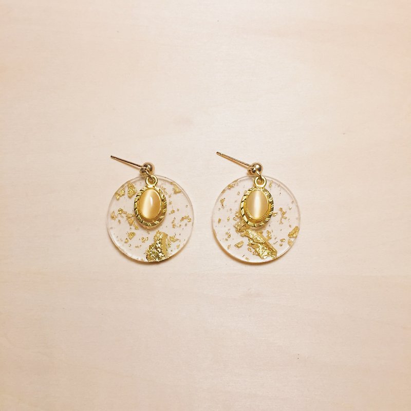 Vintage carved yellow cat's eye gold foil transparent disc earrings - Earrings & Clip-ons - Resin Gold