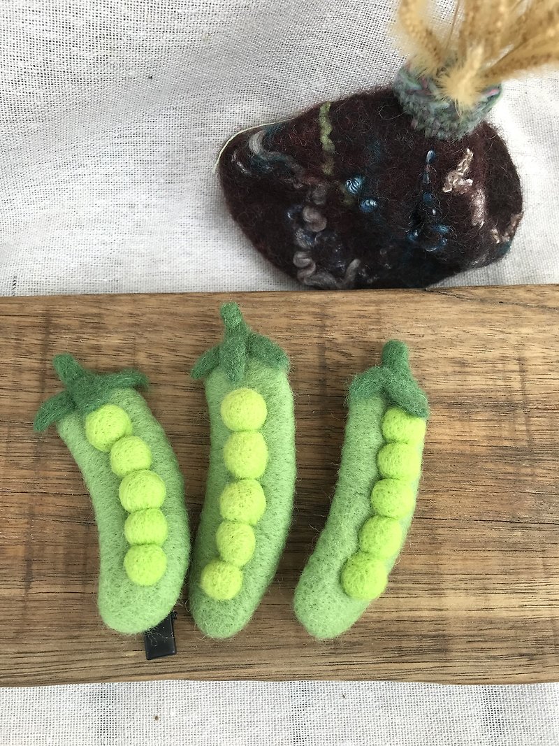 Miss Shi Wei*Vegetable Series Pin*Peas - Brooches - Wool Khaki