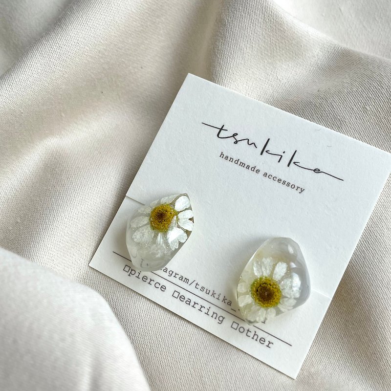 Small White Monogram Flower Earrings/Dry Flower Earrings/Japanese Resin/Handmade Jewelry - ต่างหู - เรซิน 