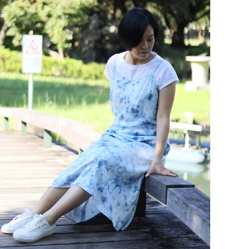 知沐二三色 Dos y tres 夢幻泡影-細帶背心式洋裝 (不含白色T恤)(環保數位印花)