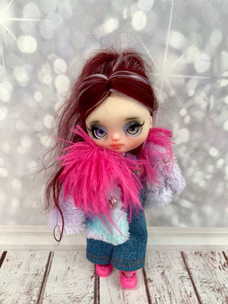 Petite Blythe doll with burgundy hair. Miniature doll with beautiful eyes. - 寶寶/兒童玩具/玩偶 - 塑膠 卡其色