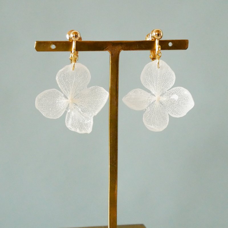 Genuine Hydrangea/White/Dancing Hydrangea Clip-On - ต่างหู - เรซิน ขาว