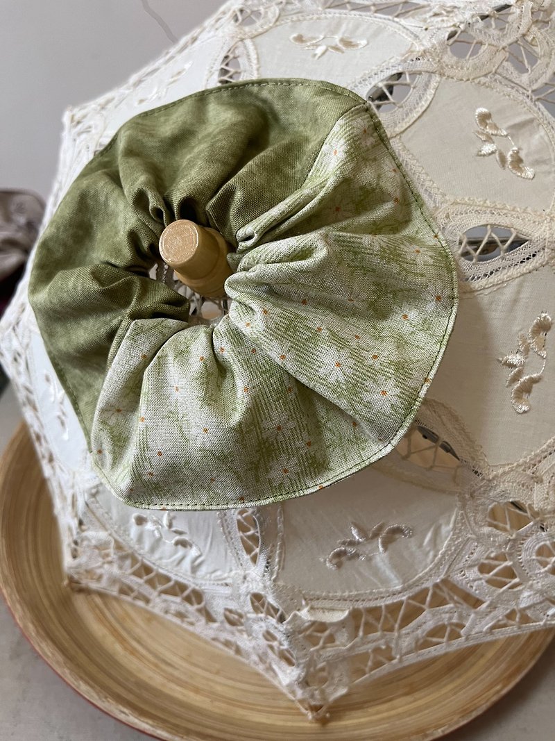 Green daisy/two-color scrunchie hair bundle/Japanese printed fabric - Headbands - Cotton & Hemp Green