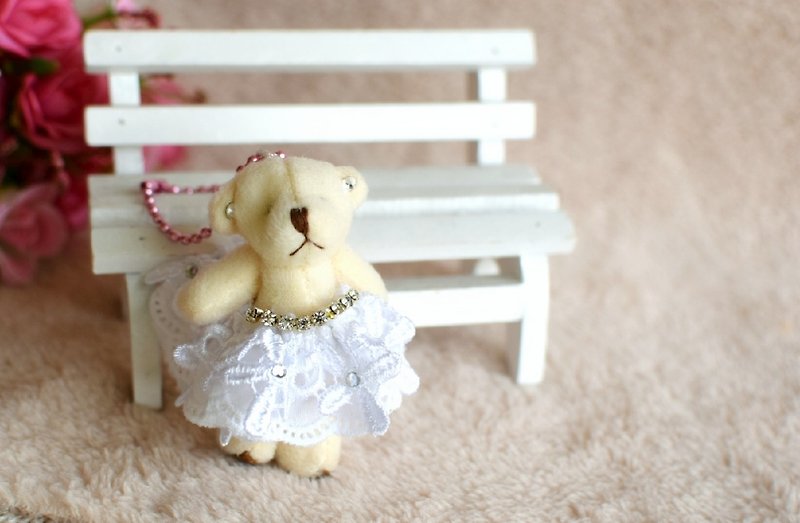 紗裙小熊吊飾/鑰匙圈(白紗蕾絲) - 鑰匙圈/鑰匙包 - 棉．麻 白色